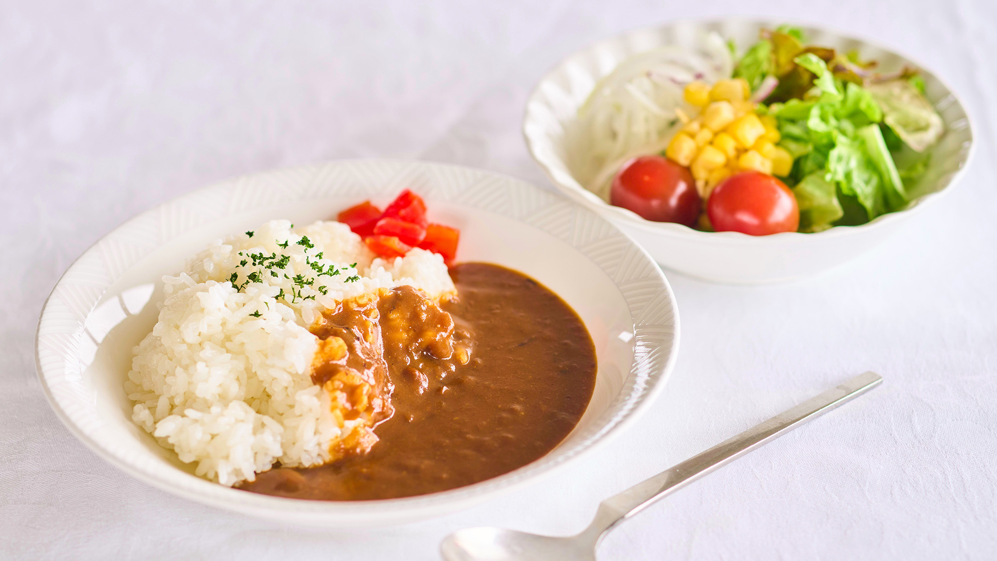 ・【朝食一例】朝カレーを食べて元気いっぱい♪サラダと一緒にどうぞ