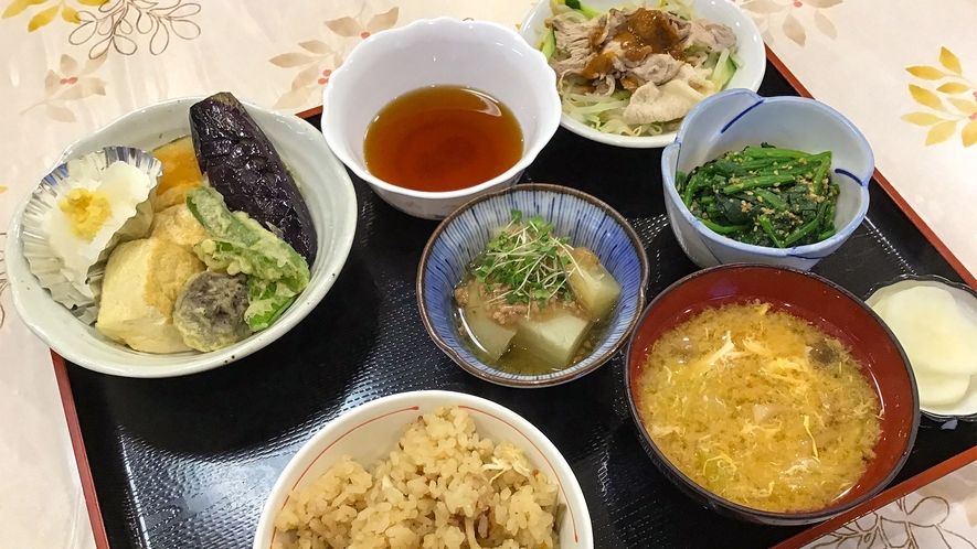・夕食一例：天ぷらや煮物、炊き込みご飯など、どれもほっとする味です