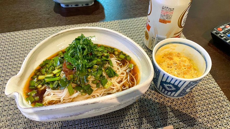 ・夕食一例：ニラや大葉がたっぷりのったアレンジ素麺