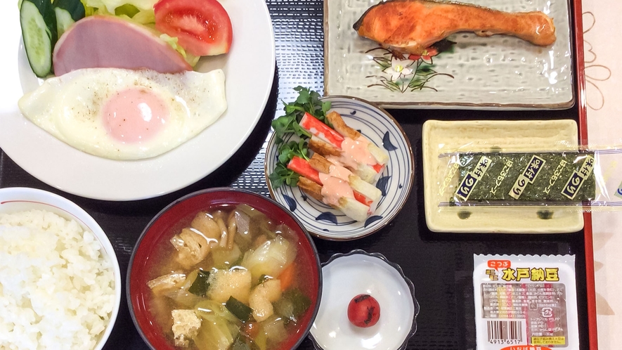 ・朝食一例：卵料理や焼き魚などボリューム満点です