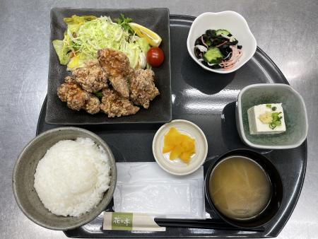 ◆≪夕食≫日替わり定食（写真はあごだしからあげ定食です）