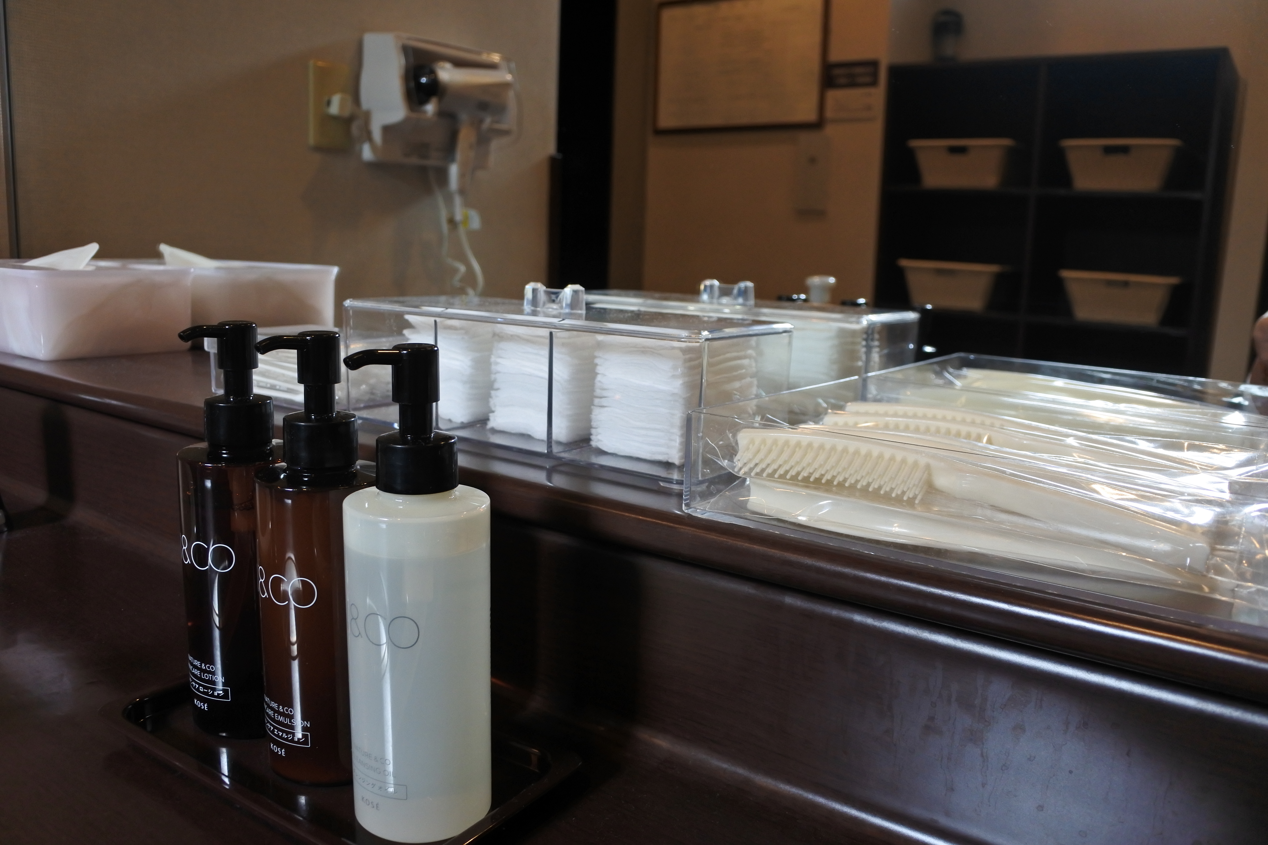 ◆女性浴場・アメニティ（洗顔、クレンジン、乳液、コットン、綿棒、くし）