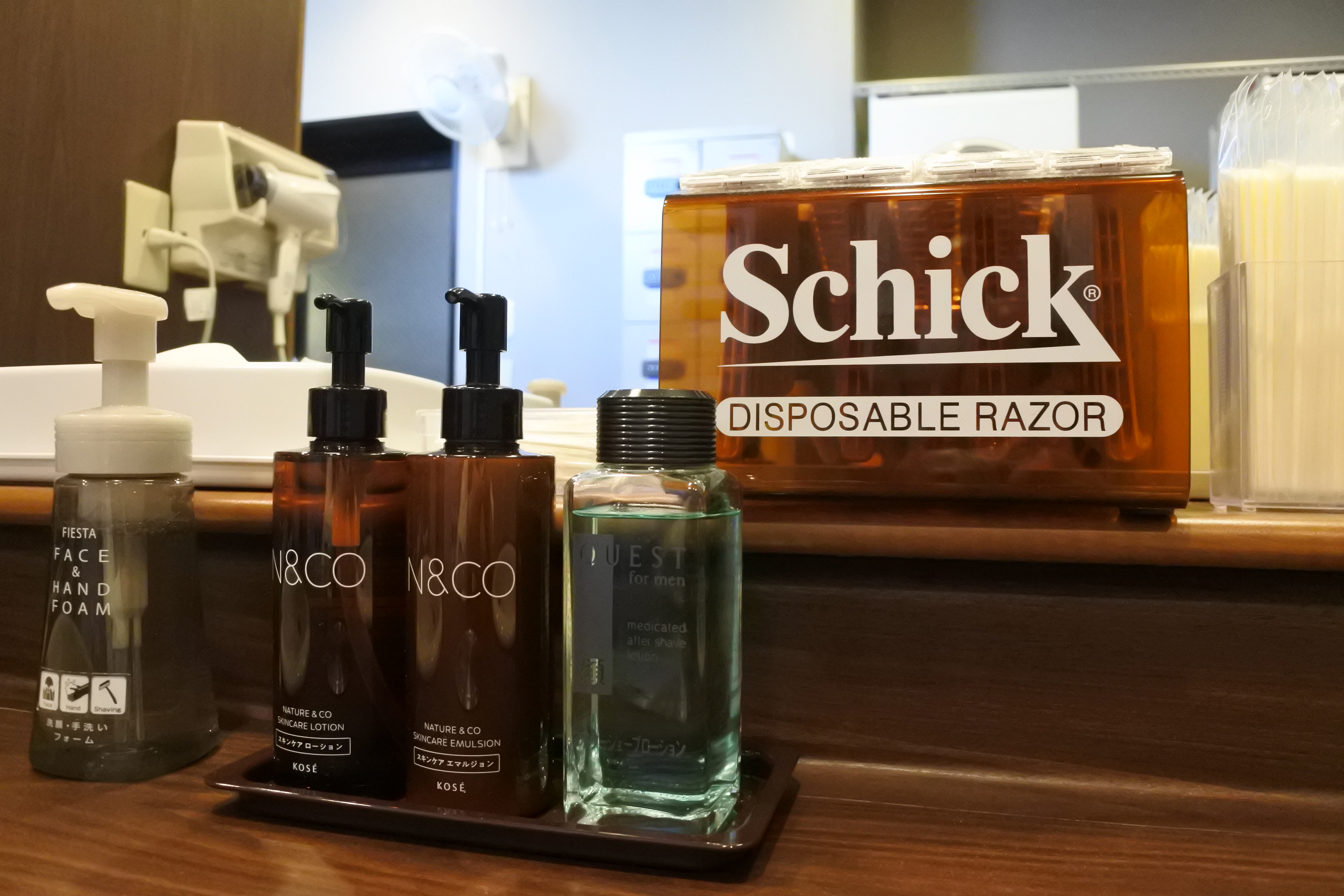 ◆男性浴場・アメニティ（洗顔、化粧水、乳液、アフターシェーブローション、カミソリ、コーム、綿棒）