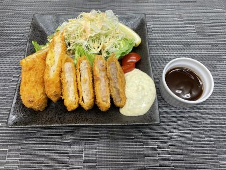 ◆≪夕食≫地元応援企画（写真は気仙沼産カツ三種盛りです）