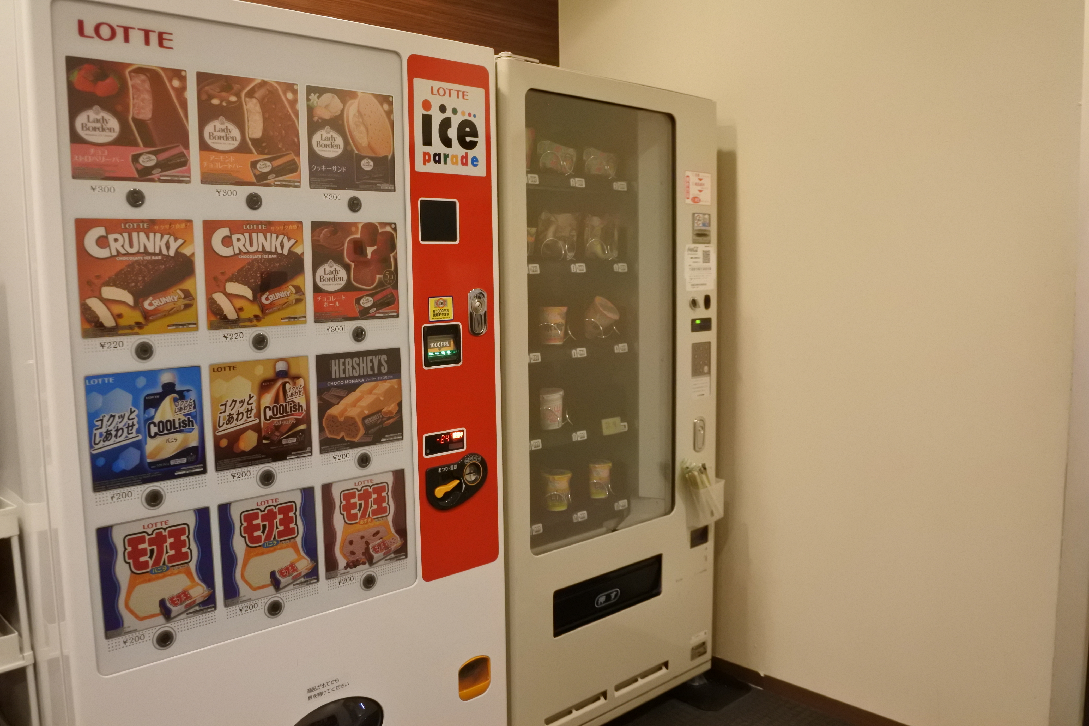 ◆１階・自動販売機（アイス、カップ麺・スナック類）※時期により内容は異なります。