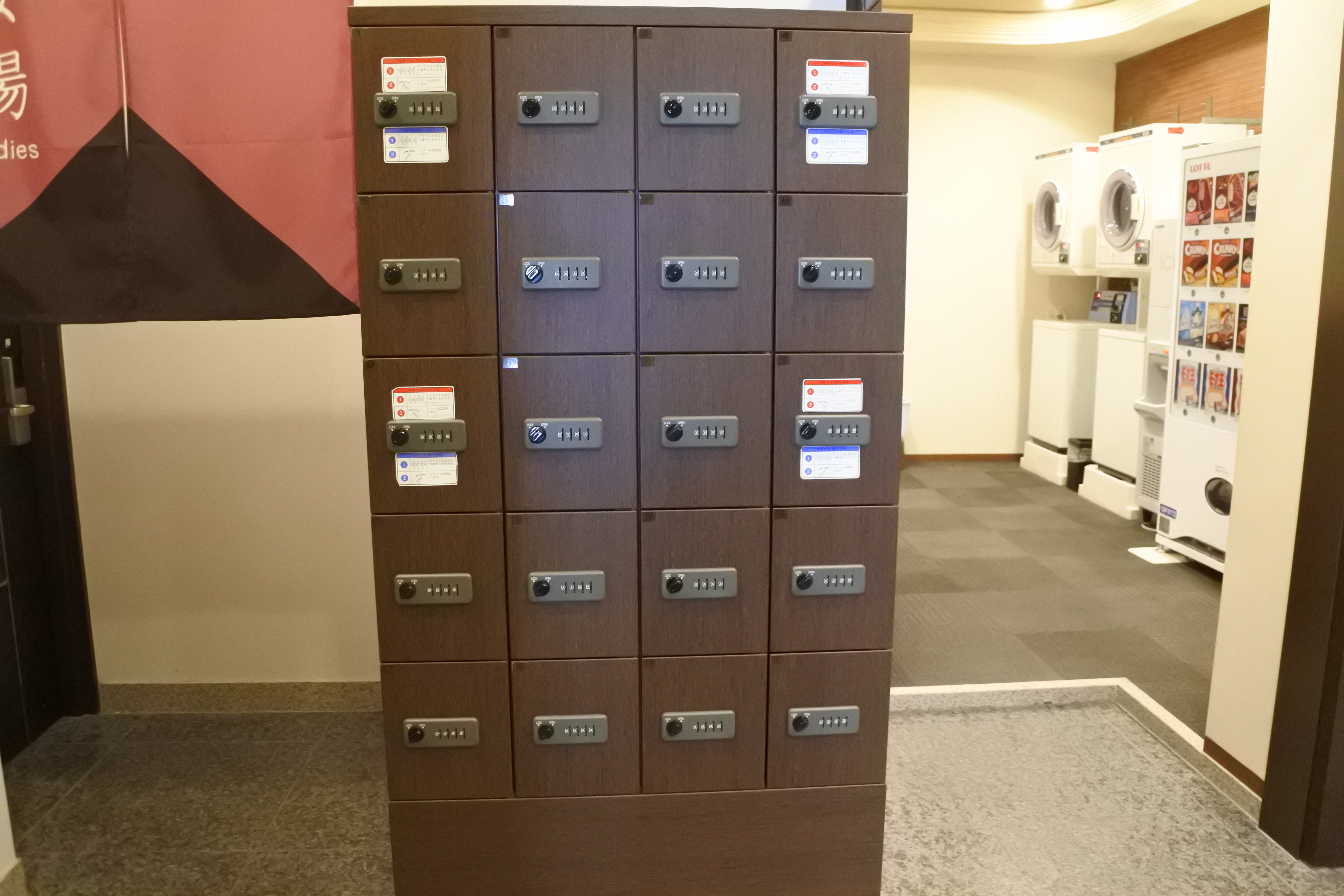 ◆大浴場入口・貴重品ロッカー（女性浴場内にはございませんのでこちらをご利用下さい）