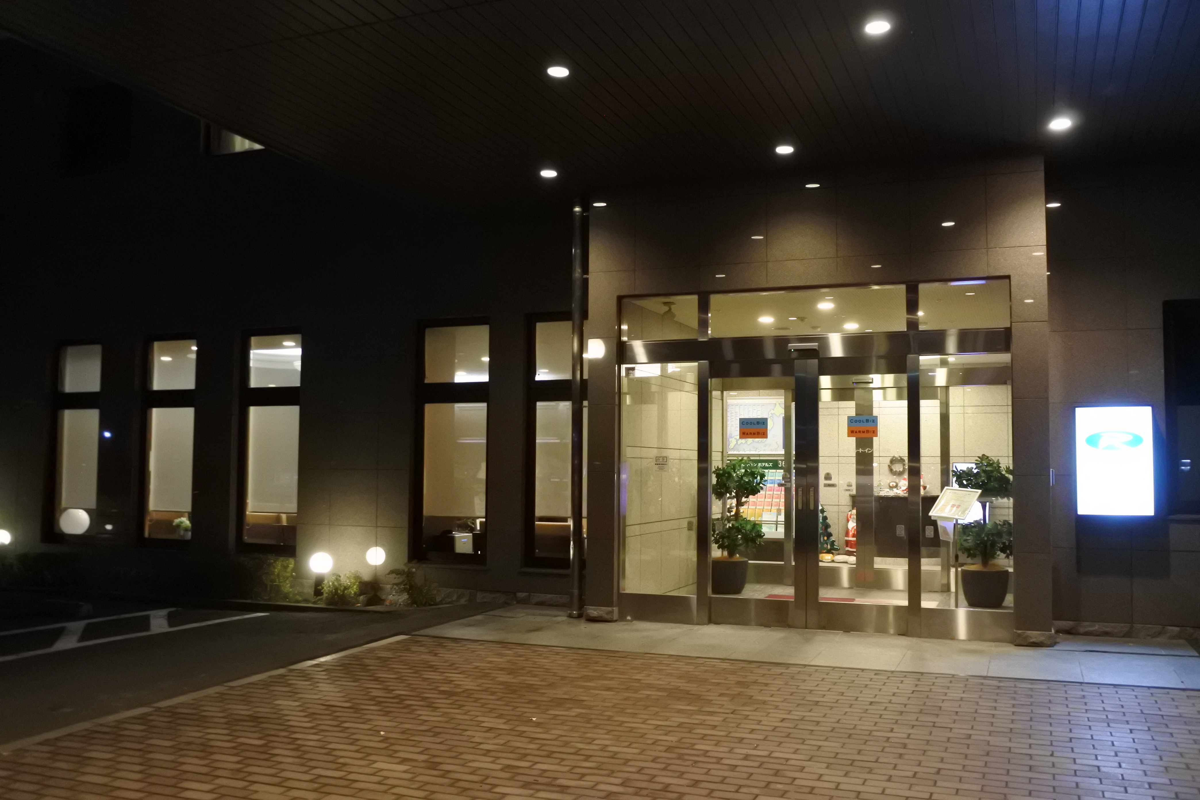 ◆正面玄関（夜）