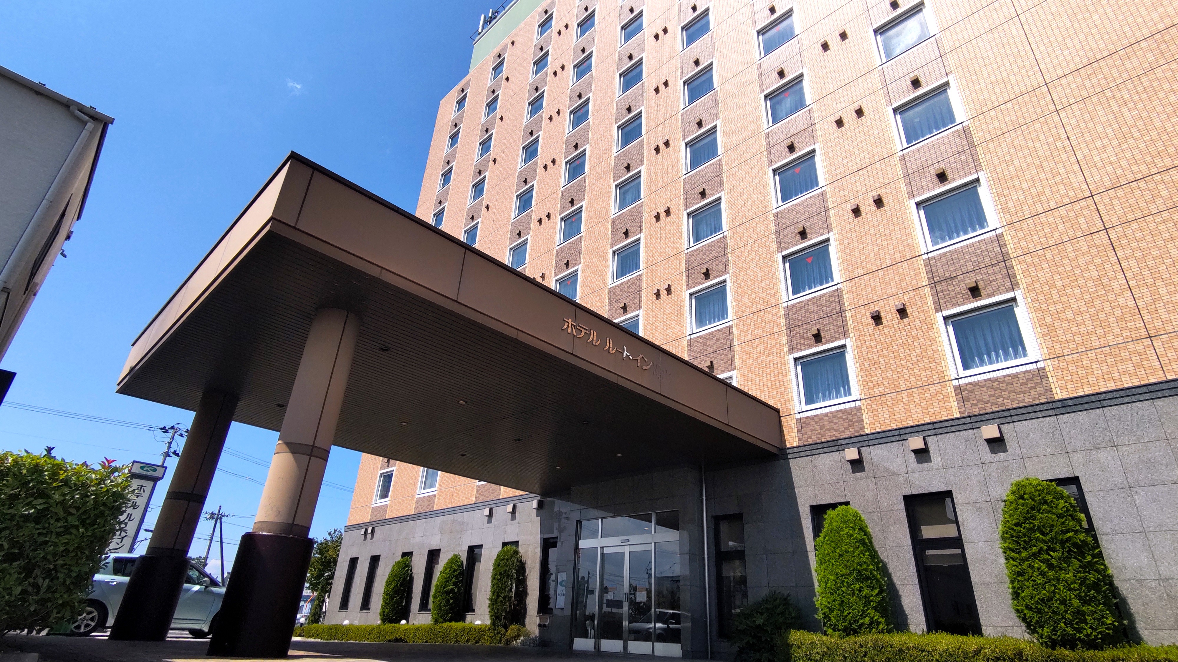 正面玄関　大型バスも通り抜け出来ます！