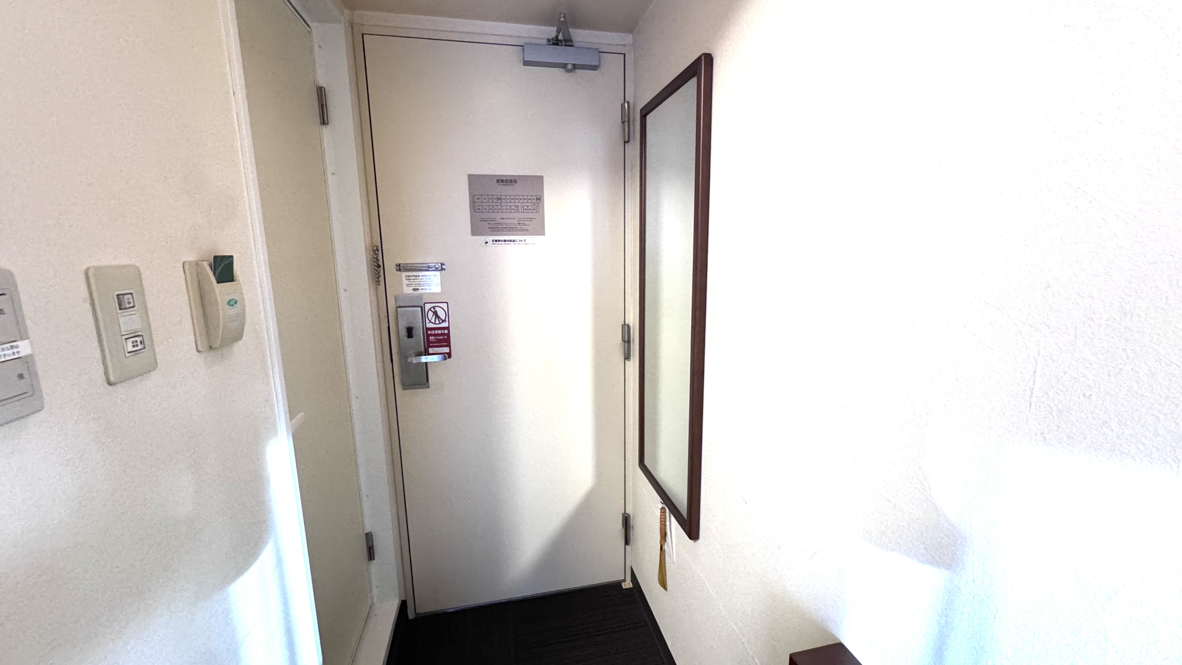 客室　扉　姿見