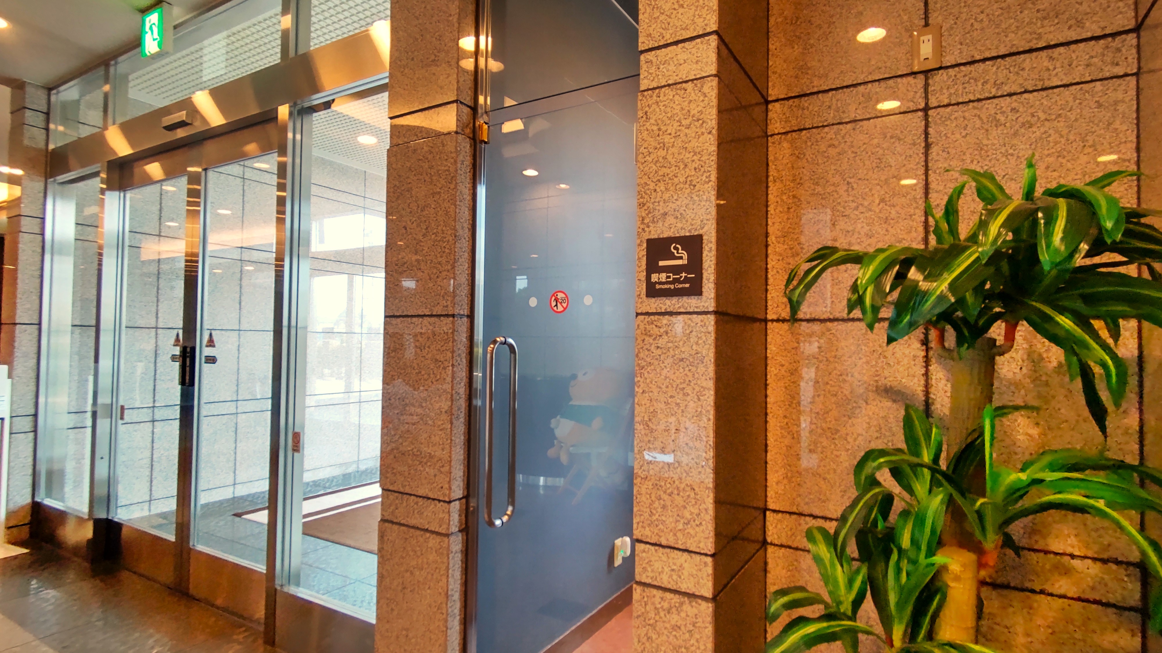 喫煙室は1階玄関横にございます！