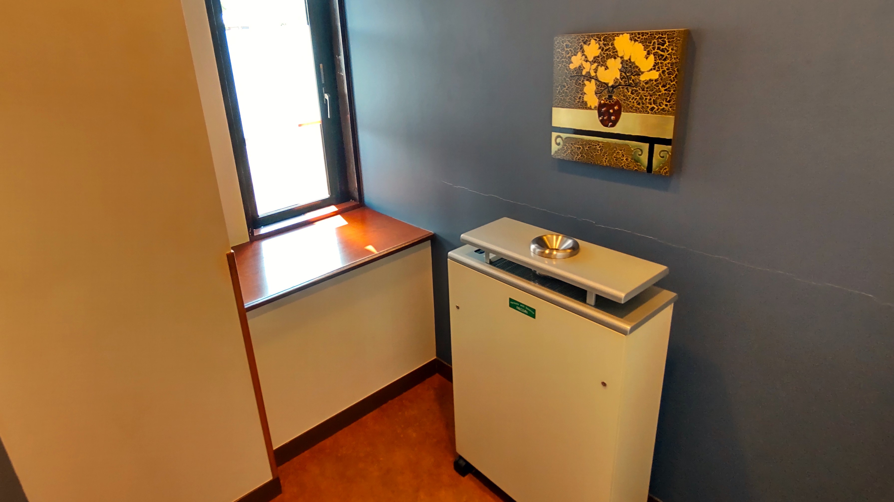 喫煙室は1階玄関横にございます！