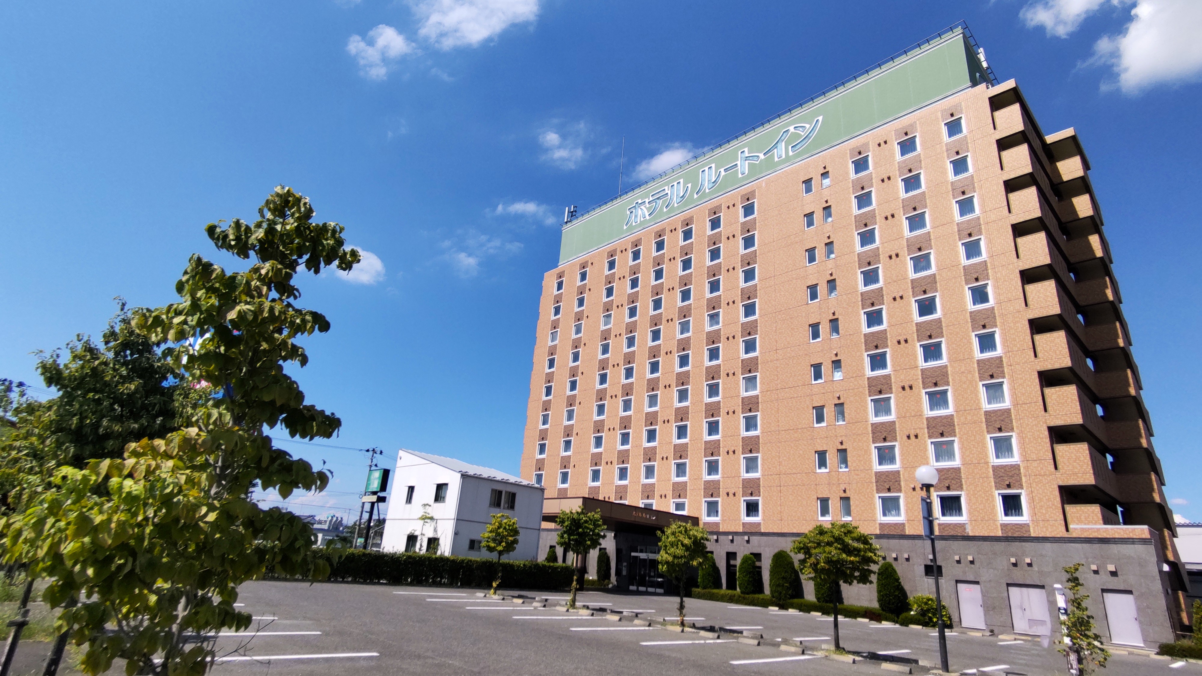 駐車場はホテル南側にございます。