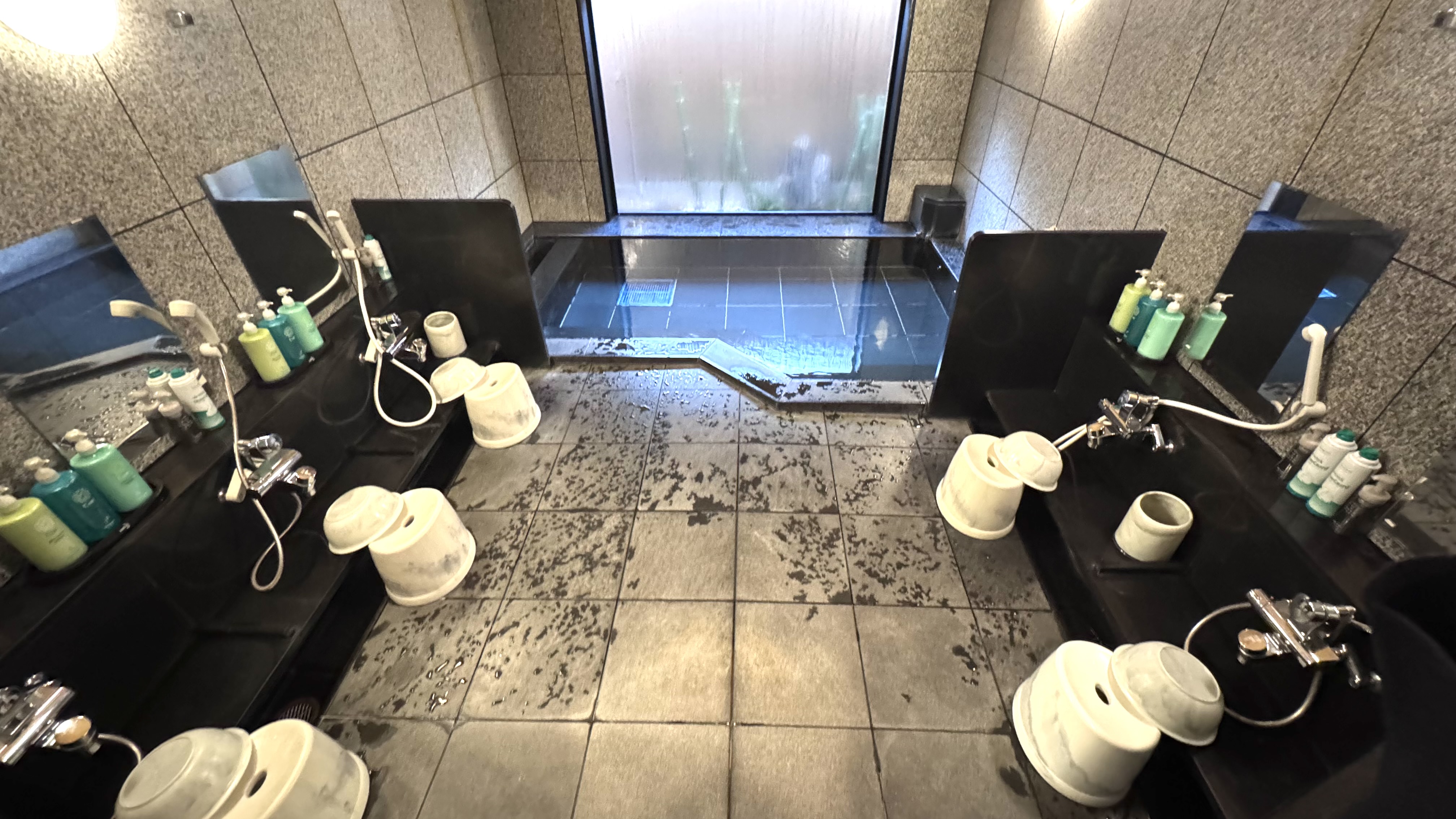 男性大浴場洗い場