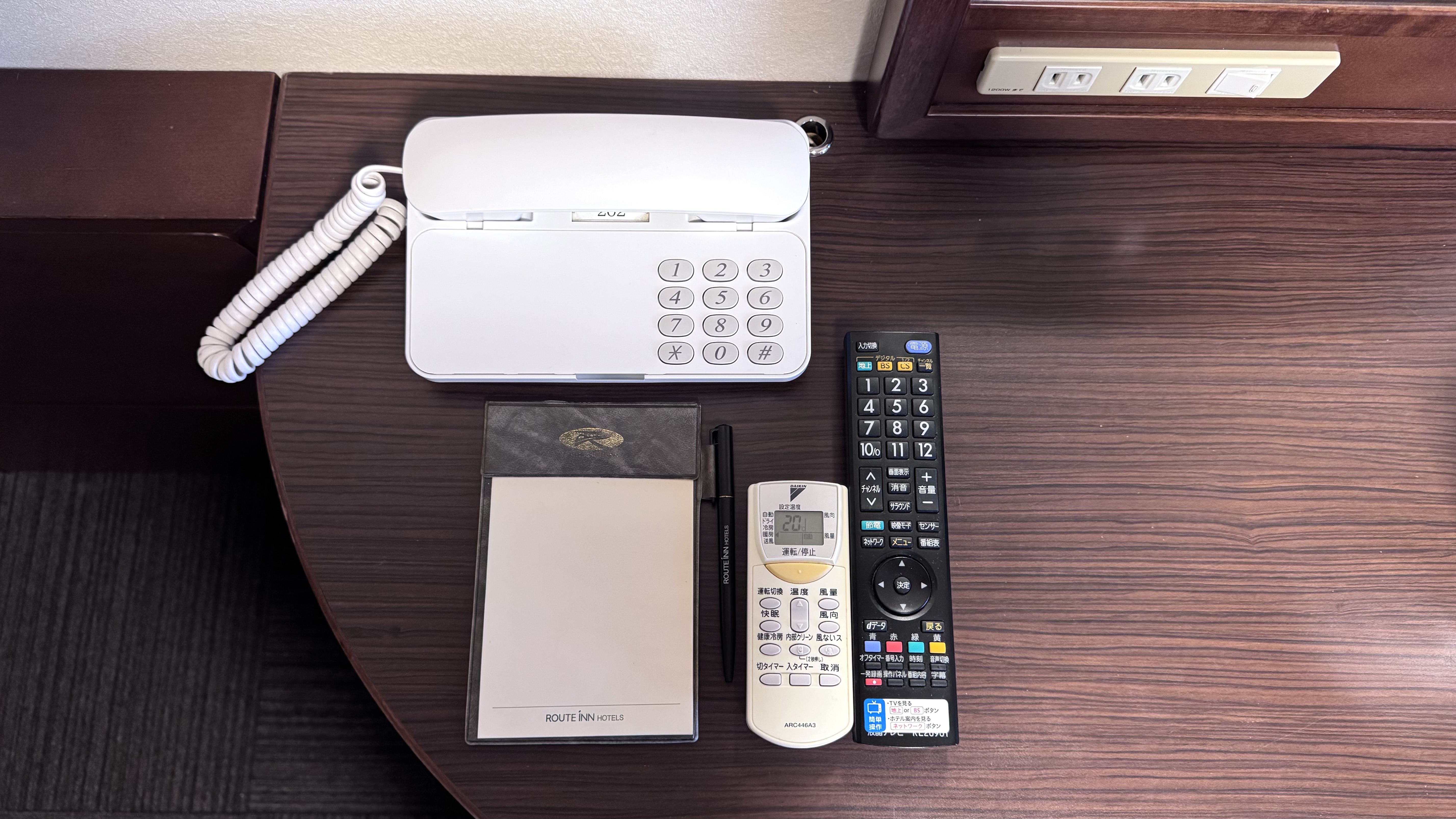 客室電話、各種リモコン、メモ帳