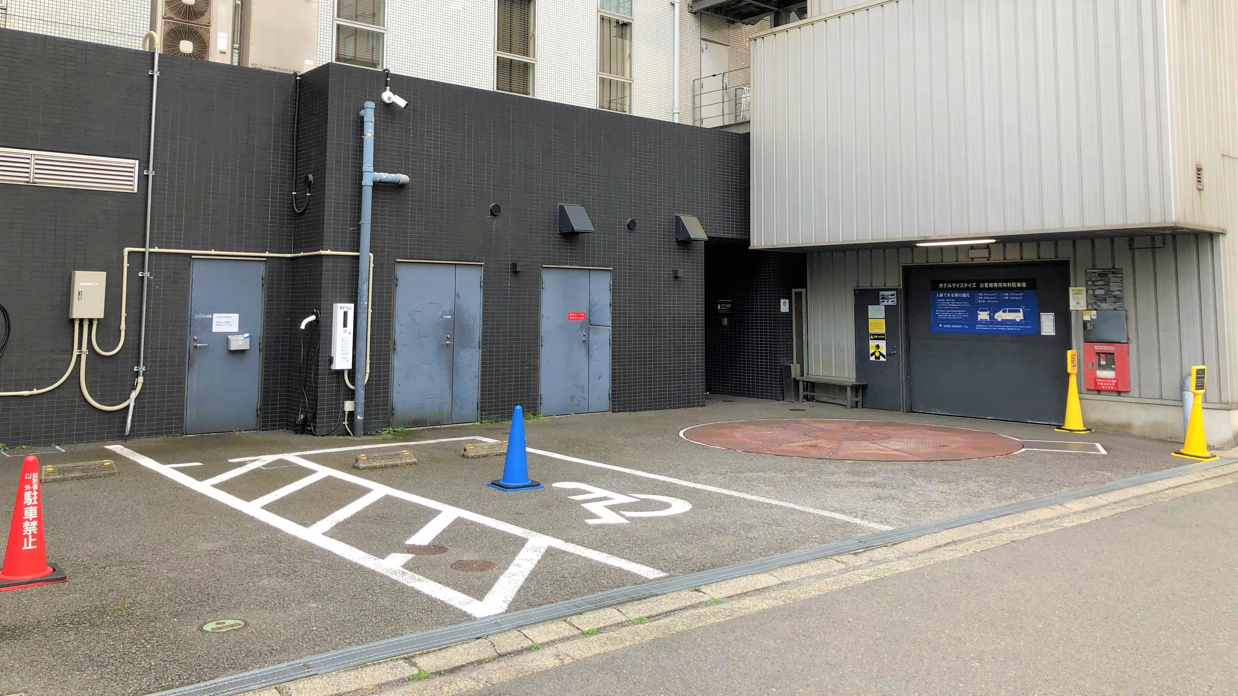 電気自動車用と身障者用の駐車場を各一台ご用意しております