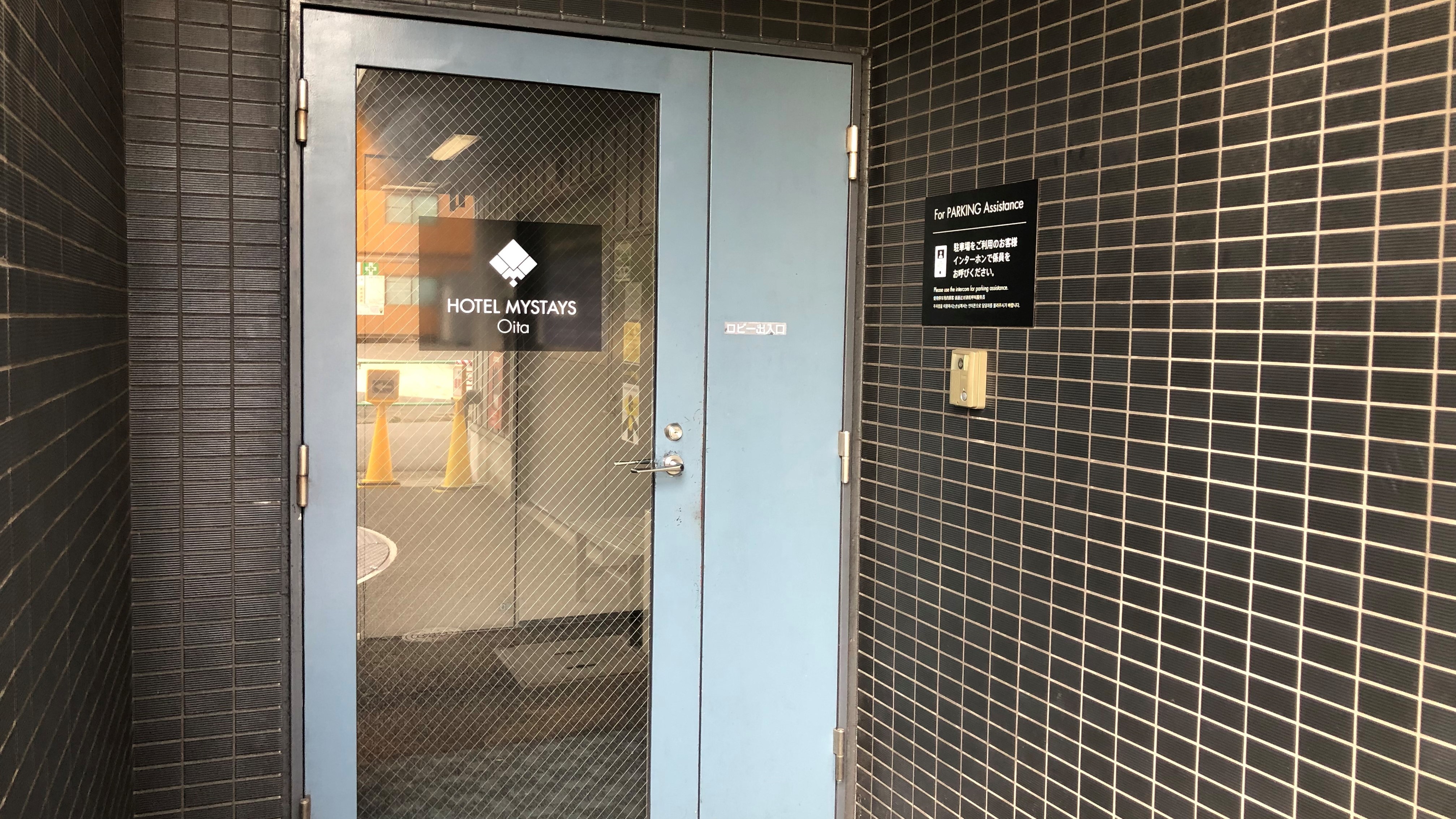 ロビー出入口にインターホンがございます