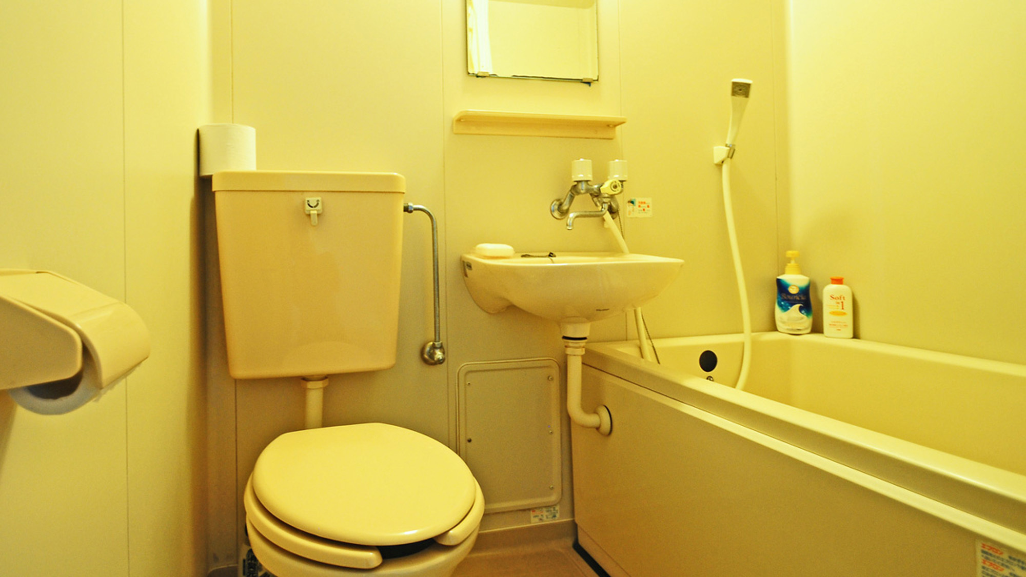 【バス・トイレ】シンプルなユニットバスは全室完備です