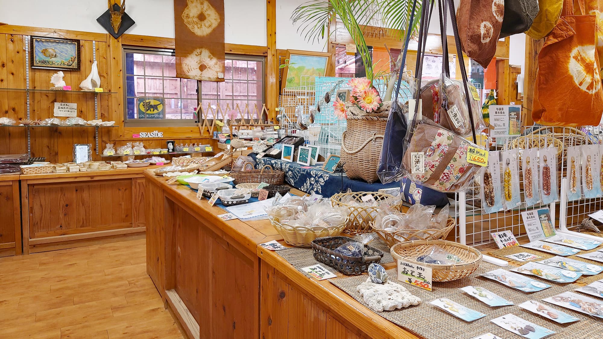 【与論民俗村】芭蕉布の商品も並んでおります