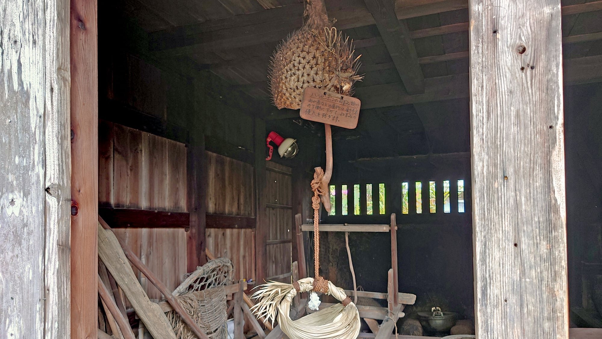 【与論民俗村】ハリセンボンをつるして下に食料を置いたのですね