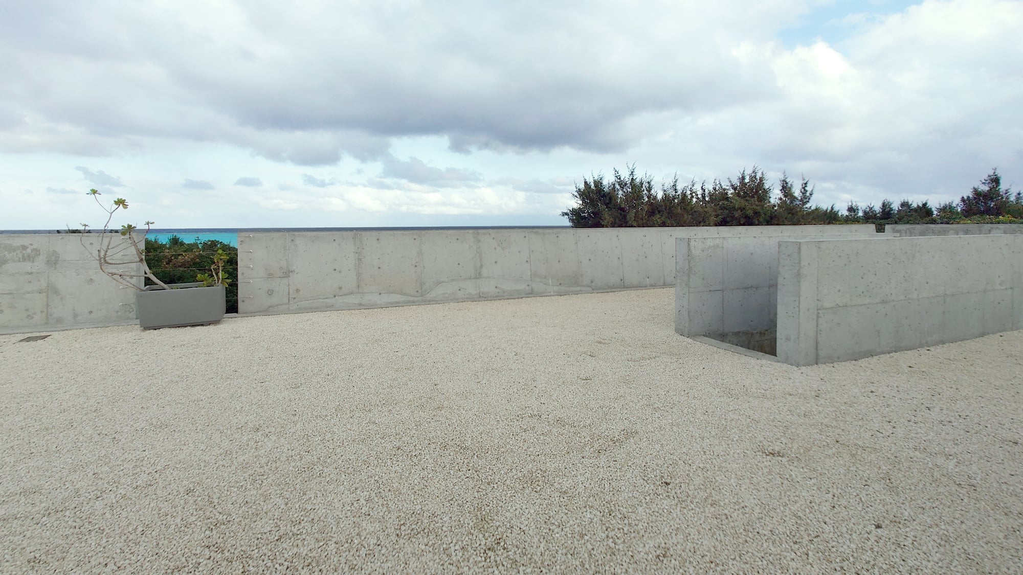 【観光スポット「Muuru（ムール）」】屋上の足元はサンゴ石が敷き詰められています