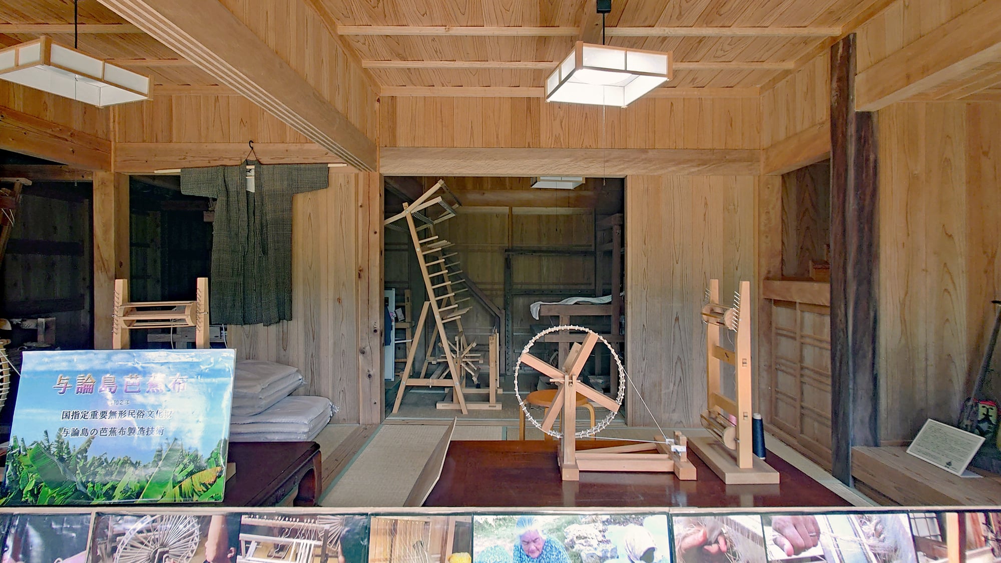 【与論民俗村】このような家の中で芭蕉布が織られていました