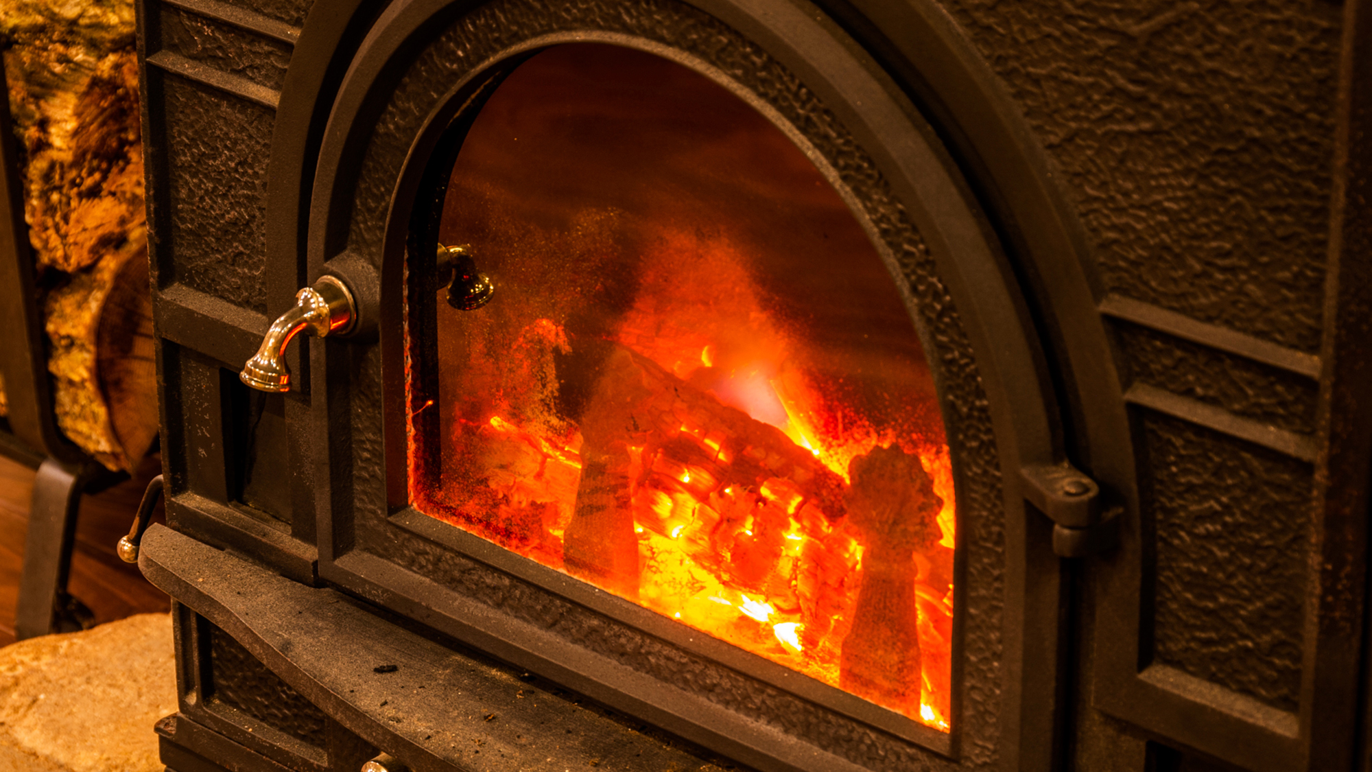 レトロな暖炉が館内をポカポカと温めます。揺らめく炎にうっとり、旅情感に浸って―