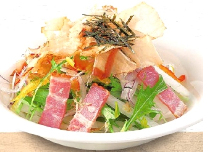 大根と水菜のカツオ風味サラダ　380円（税込）　グランドメニュー