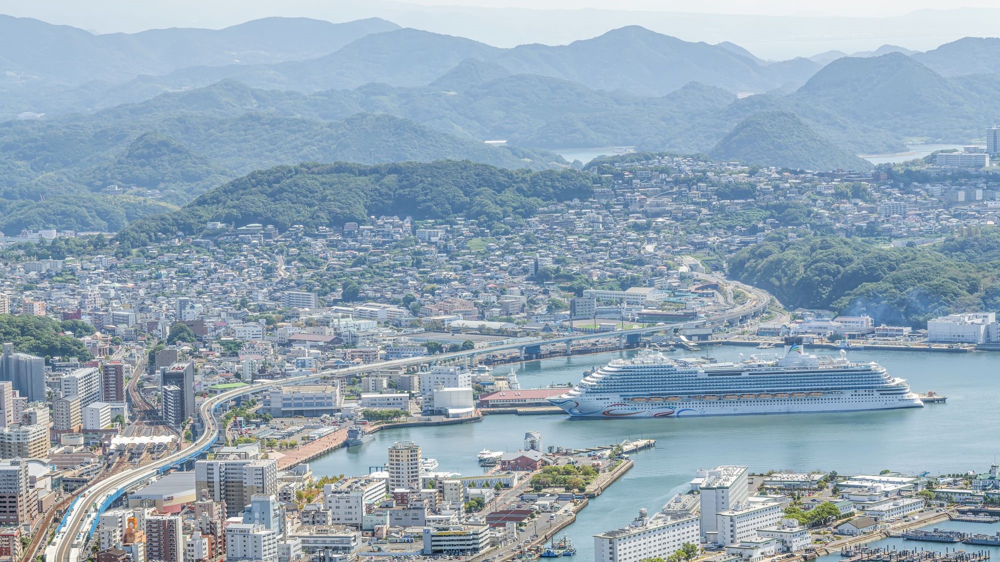 多島美の海と港町の風情が広がる佐世保は、訪れるたびに新しい魅力に出会える場所です。