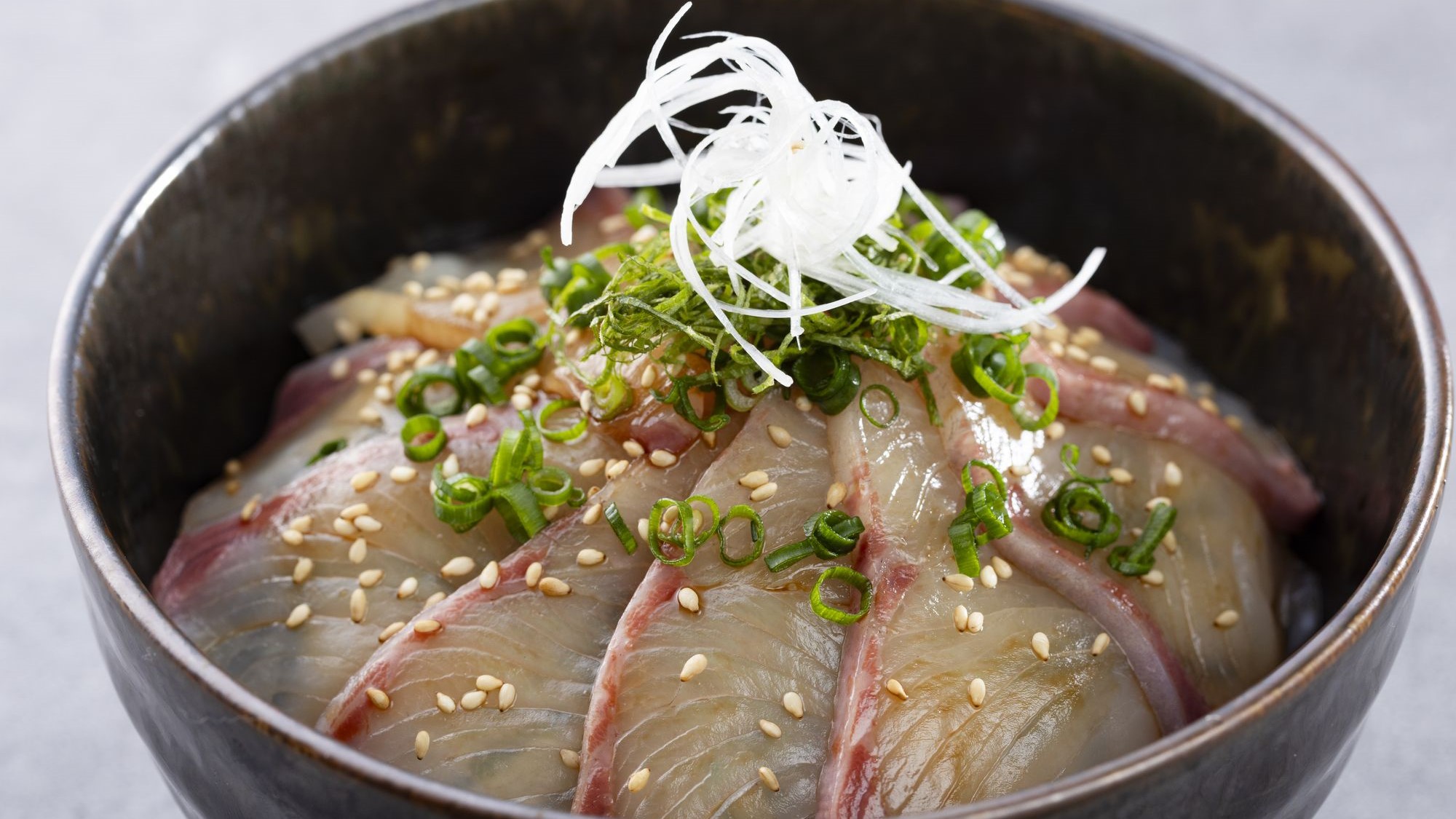 【ランチ・ディナー】脂がのった濃厚な身を特製醤油タレに漬け込んだ「九十九島ヒラマサの漬け丼」