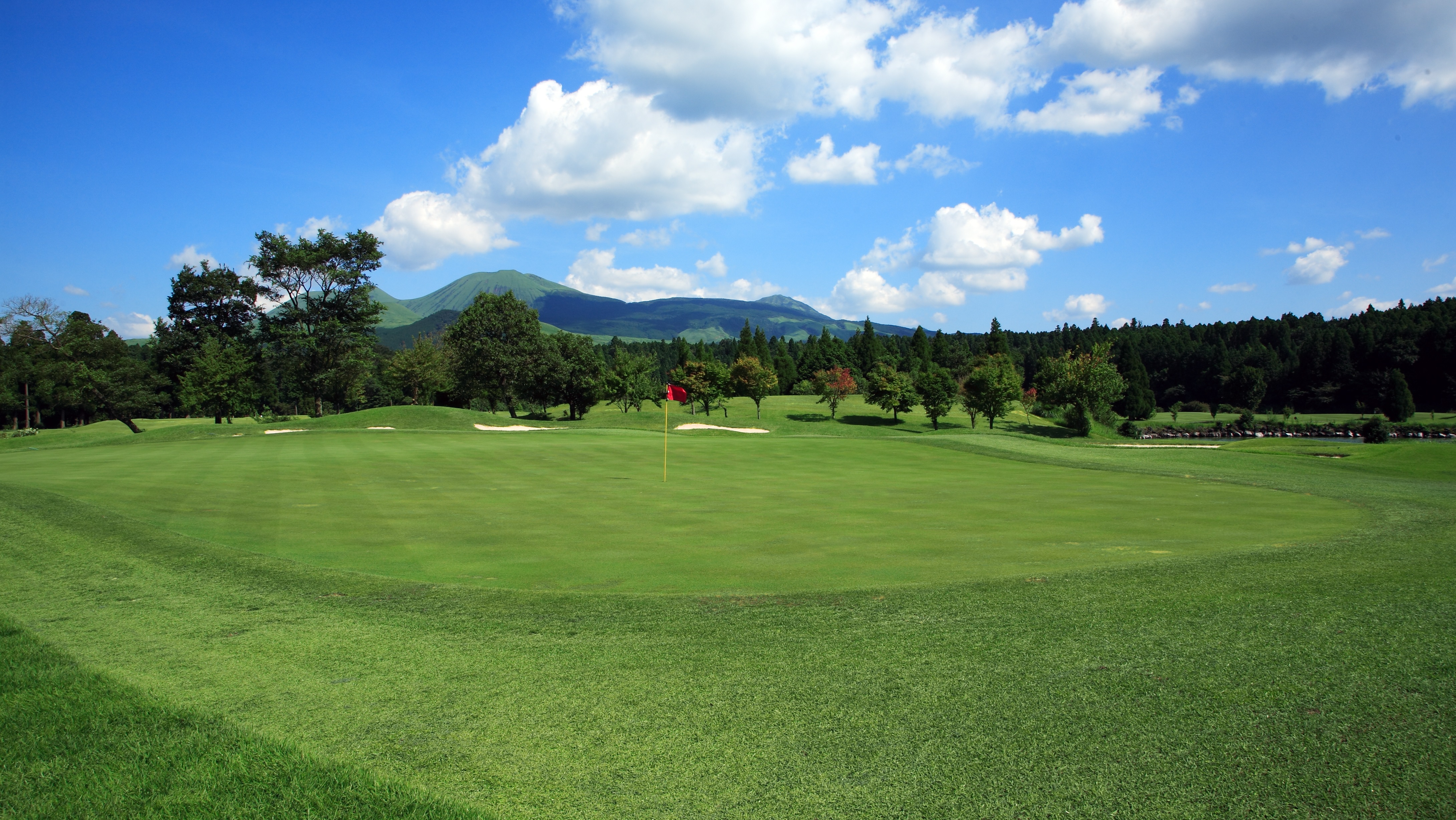 ＜ゴルフ場＞阿蘇外輪山を眺めながらのゴルフをお楽しみください