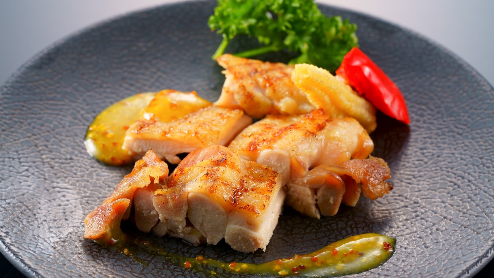 ＜夕食＞九州産鶏肉のグリルチキンはハニーマスタードソースと共にお召し上がりください。
