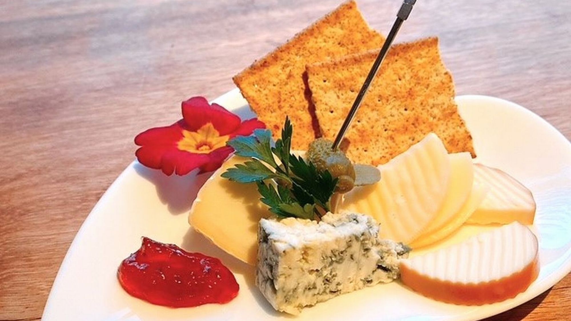 【バーで寛ぐ】バーで飲み放題90分＆チーズ盛り合わせ付き／バイキング