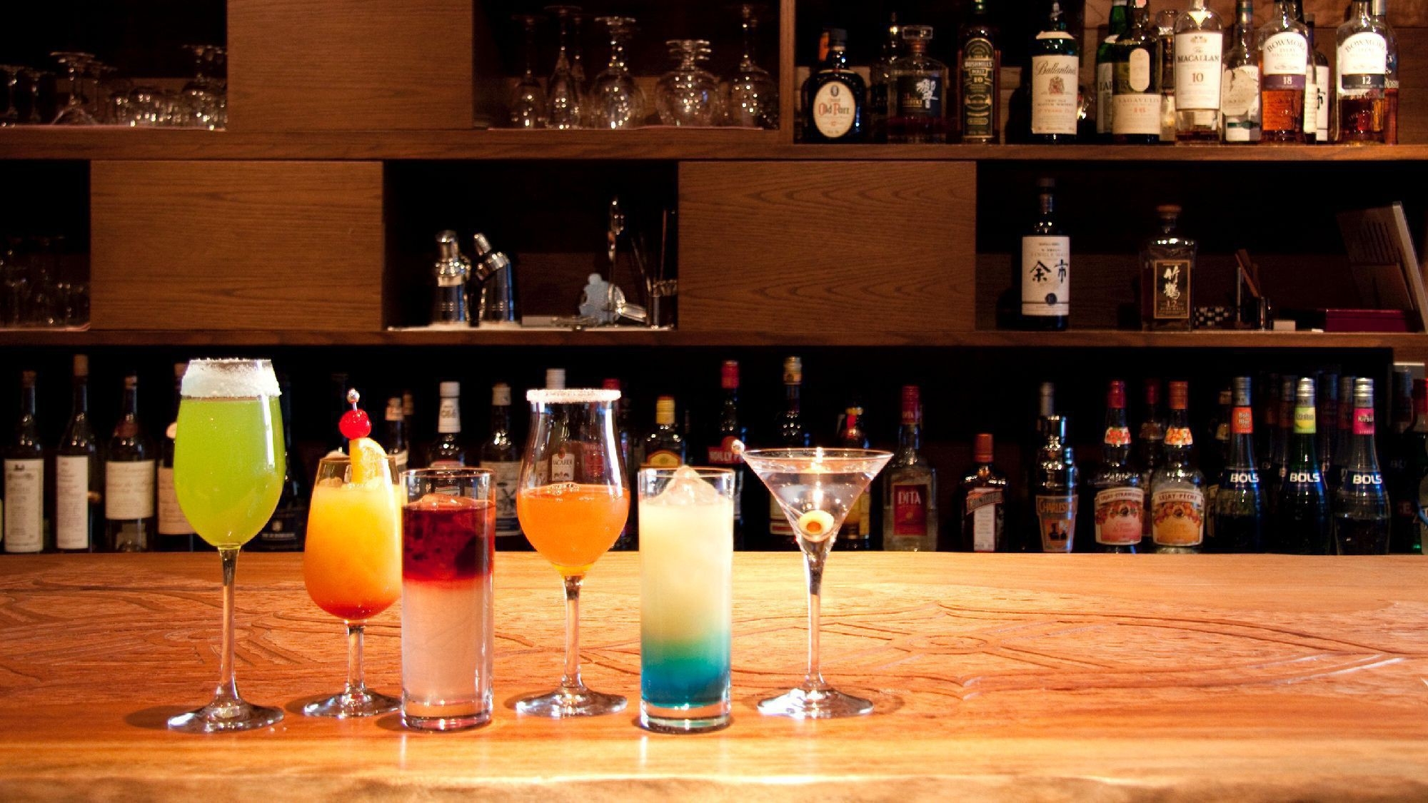 【バーで寛ぐ】バーで飲み放題90分＆チーズ盛り合わせ付き／バイキング