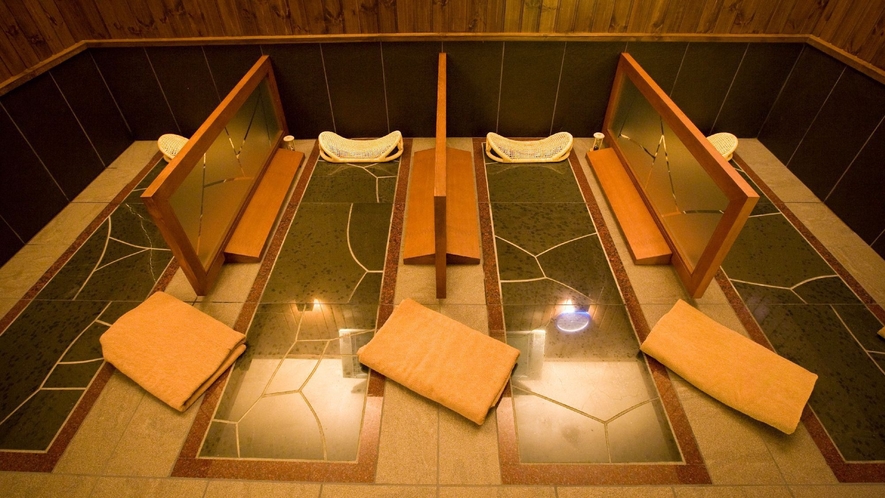 ◆岩盤浴／男女それぞれの浴場に用意された宿泊者無料の岩盤浴（24時迄）