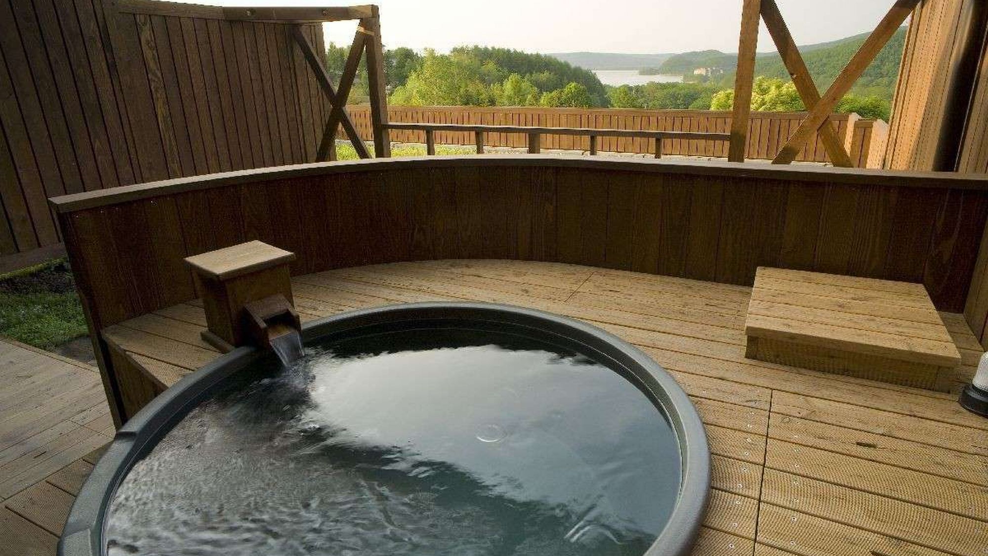 ◆【露天風呂付】和洋室／専用庭付きの客室露天風呂には、源泉の湯が注がれる。