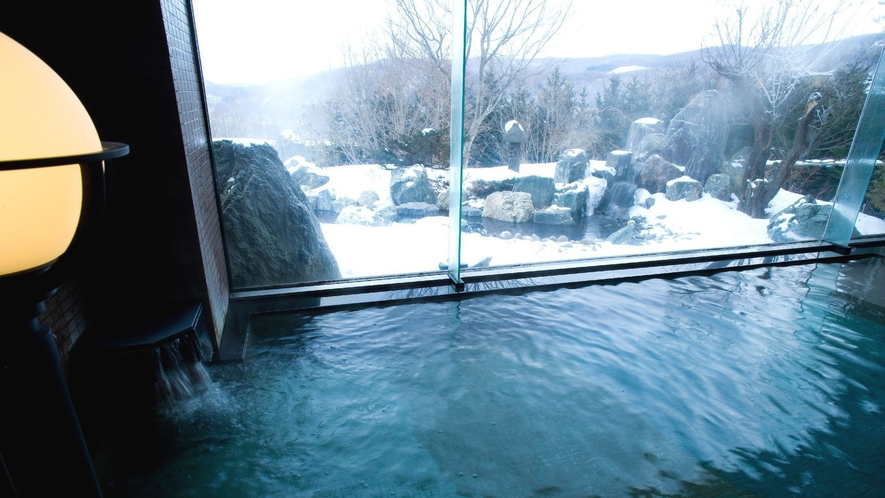 ◆大浴場（冬）／自家源泉から引く温泉は、「美肌湯」とも呼ばれるアルカリ性単純泉。