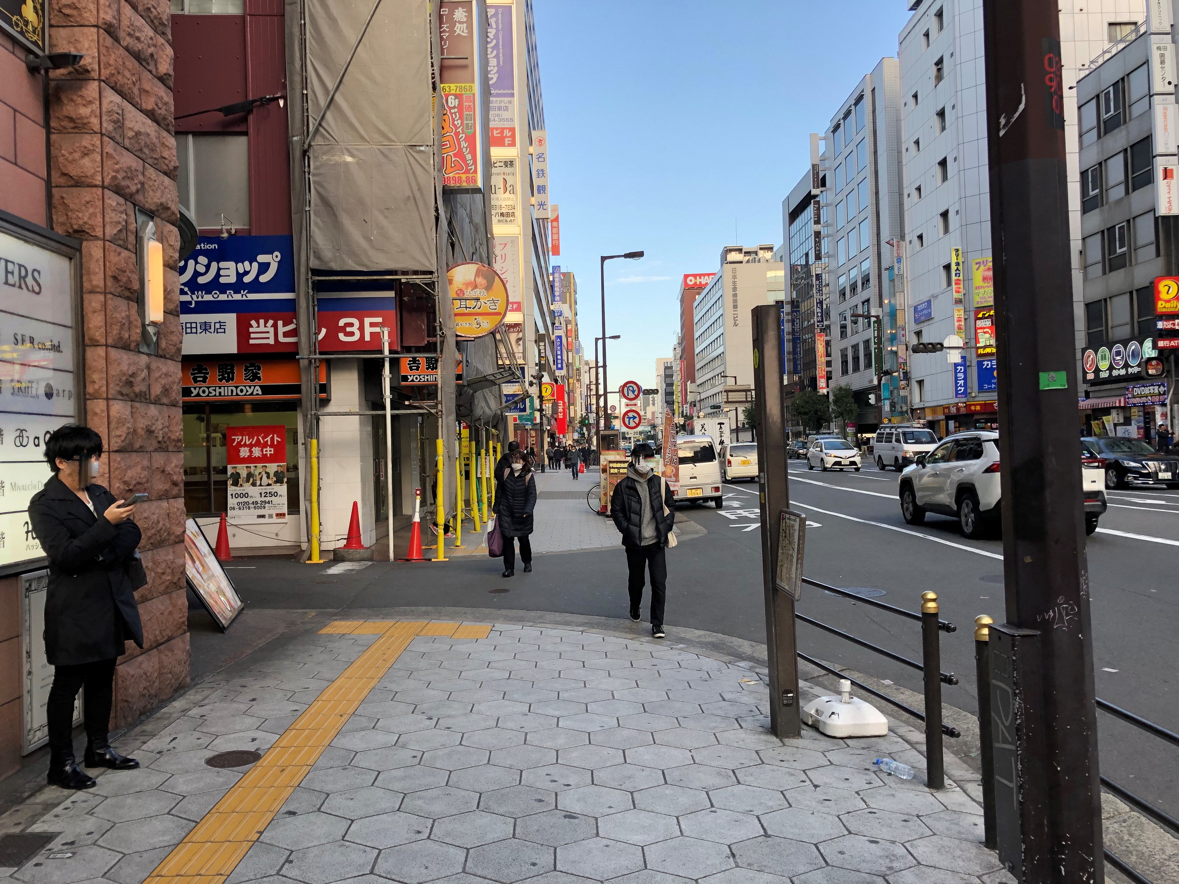 ⑪地上に出たら、そのまま直進します（通りにはタリーズコーヒーやドトールコーヒーがあります）。