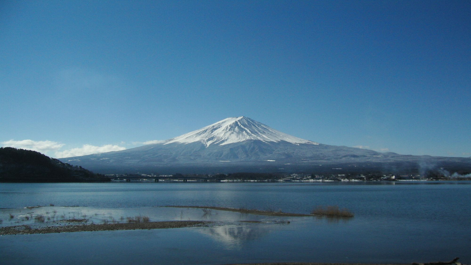 ■富士山と河口湖＜冬＞（写真提供：富士河口湖　観光課）