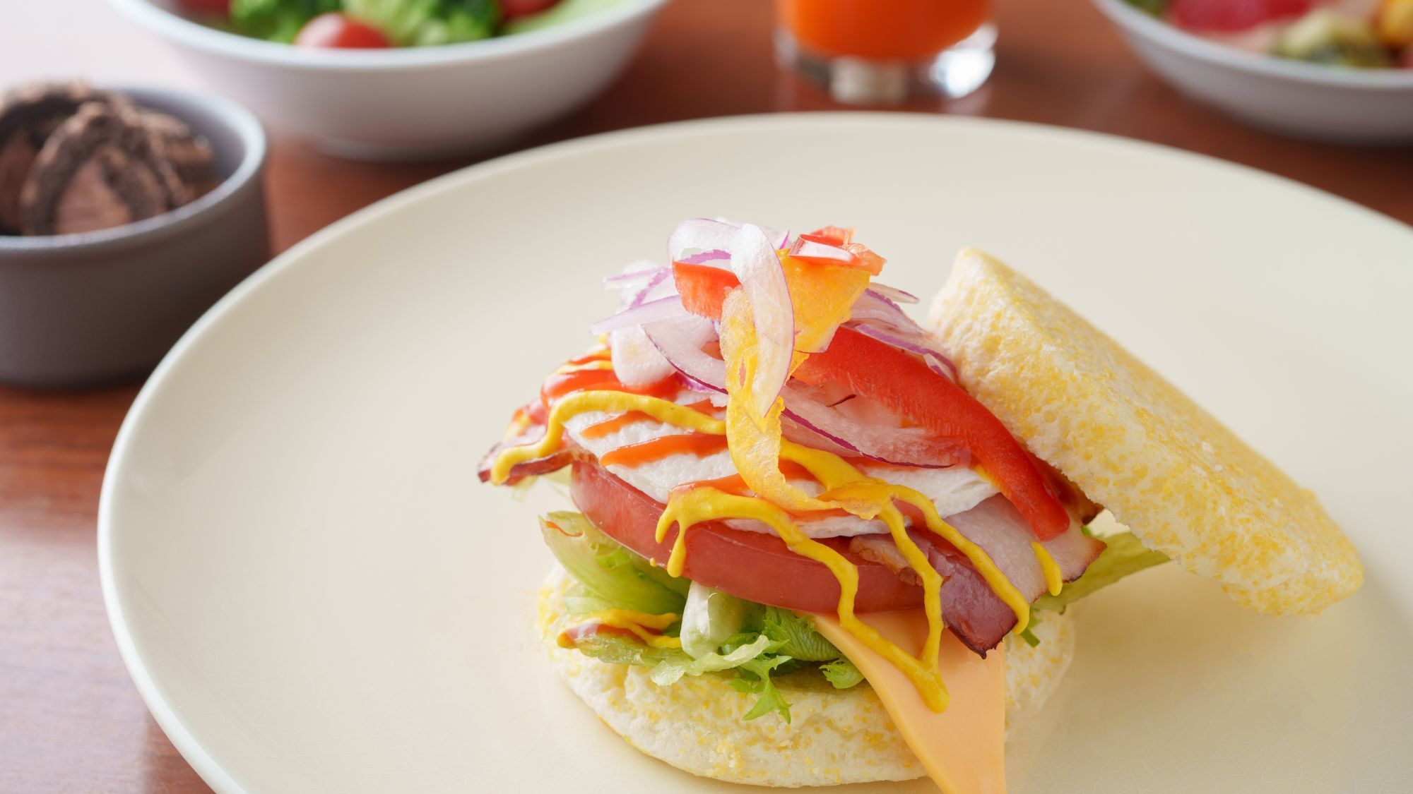 パンの個性が際立つ朝食プレート