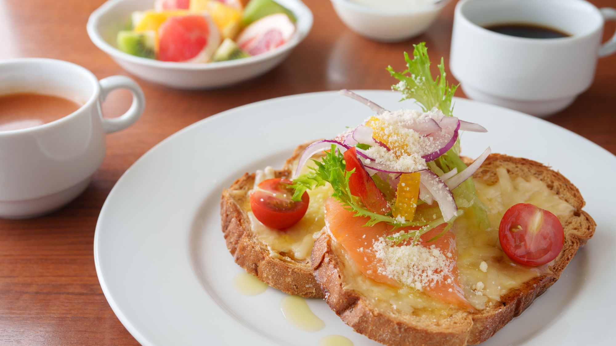 パンの個性が際立つ朝食プレート