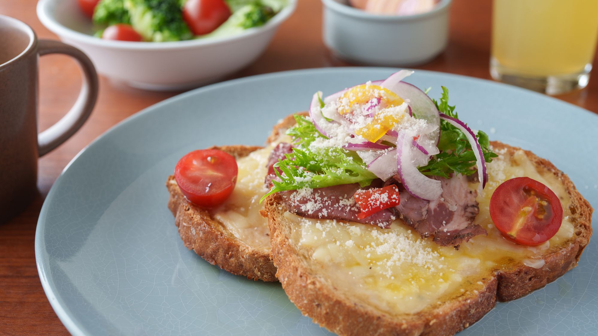 パンの個性が際立つ朝食プレート