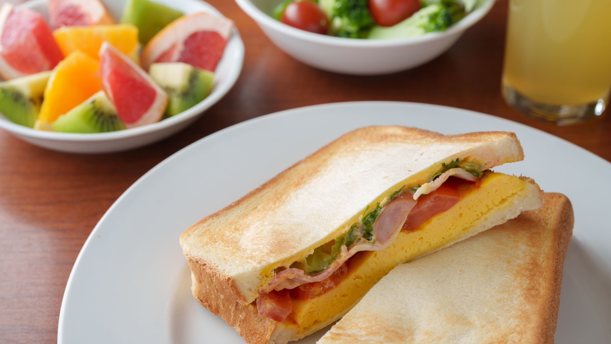 パンの個性が際立つ朝食プレート