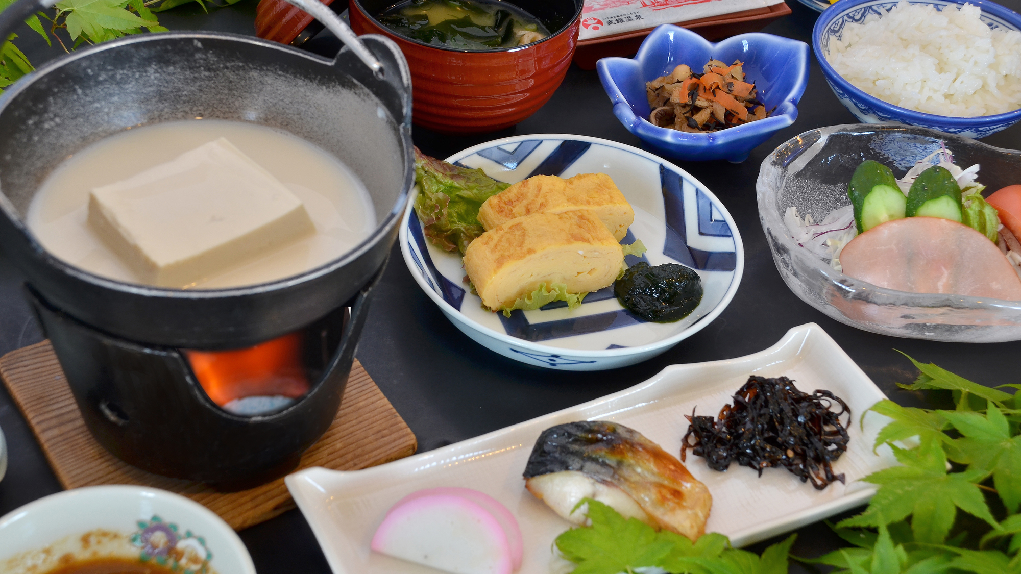 【朝食】温かい「湯とうふ」が人気／一例