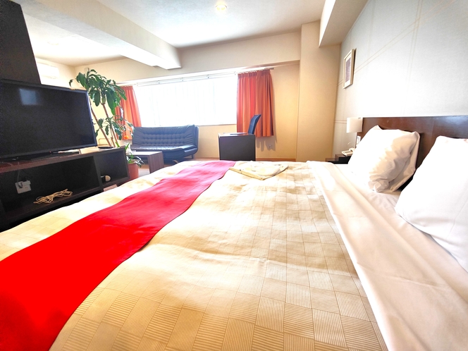 【エスプリキングルーム】幅２００cmの特注キングサイズのベッドは驚くほどの開放感。
