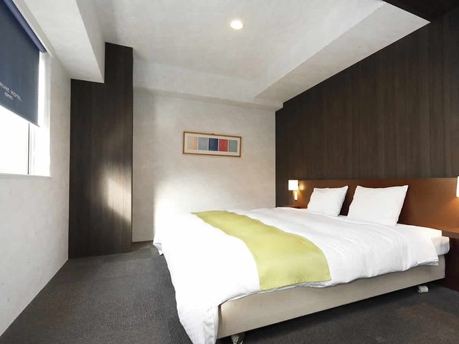 【エスプリキングルーム】幅２００cmの特注キングサイズのベッドは驚くほどの開放感。
