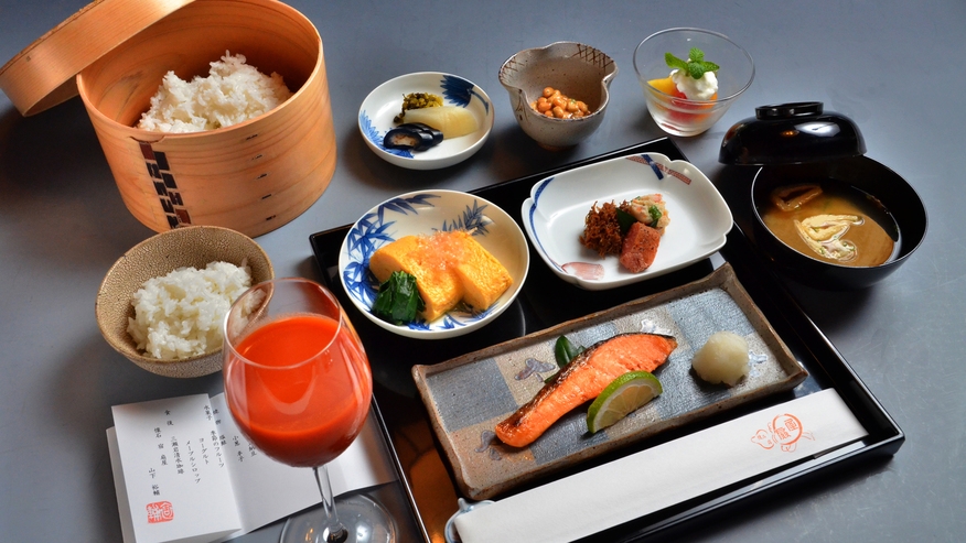 【１泊朝食付】周辺観光＆外食を満喫後21時レイトチェックインOK／懐石宿のこだわりの和朝食付
