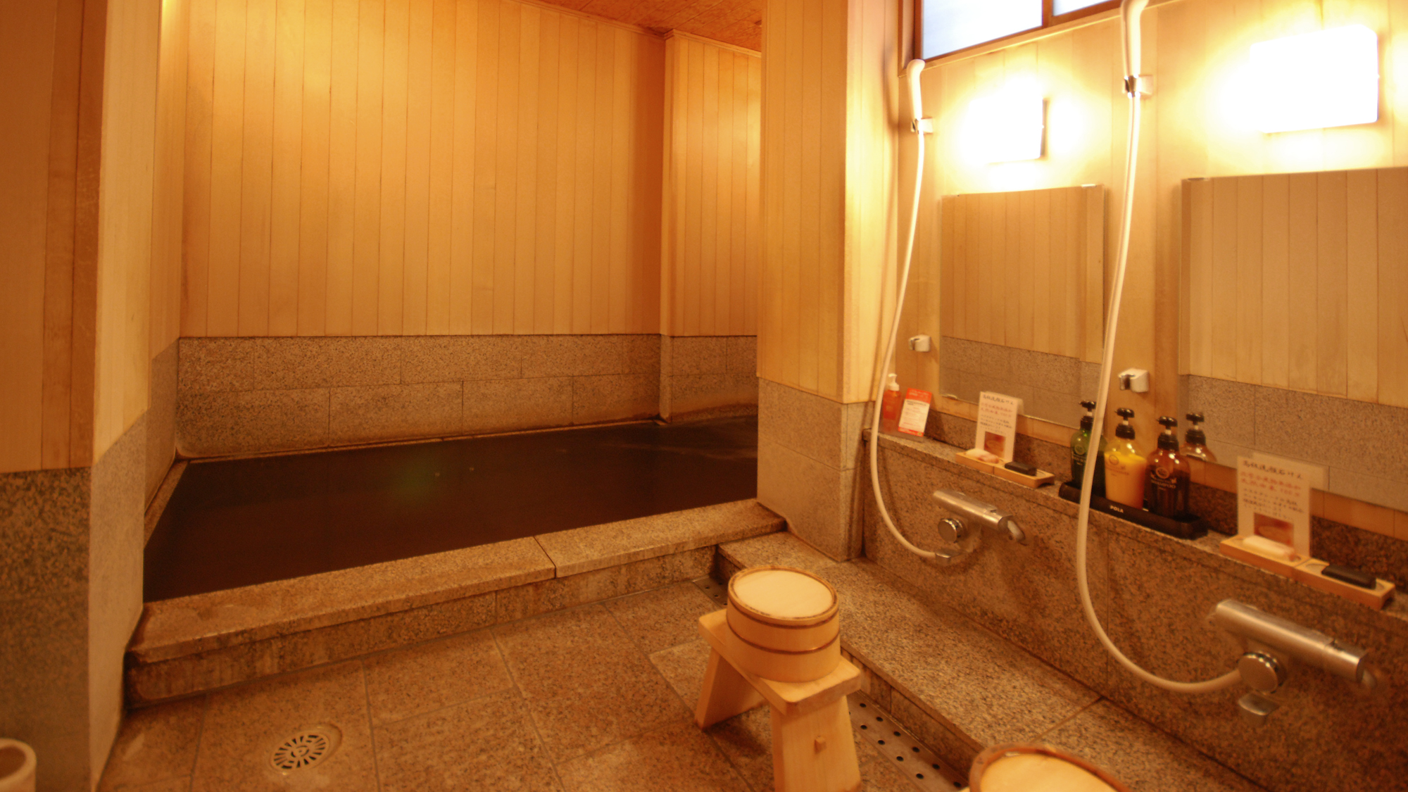 【貸切風呂／桜の湯】大人3名様まで入浴可能。国内産桜御影石を張りつめた浴槽です。