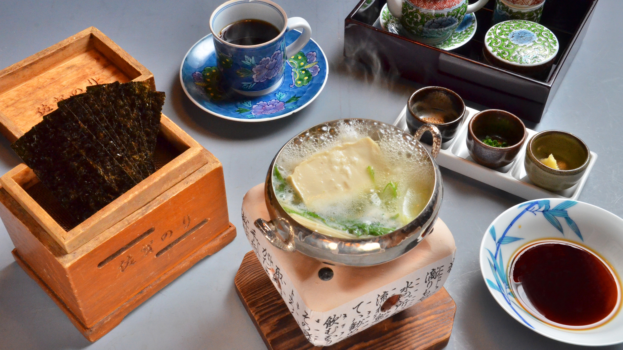 【朝食】には温泉湯豆腐、佐賀焼き海苔も付きます