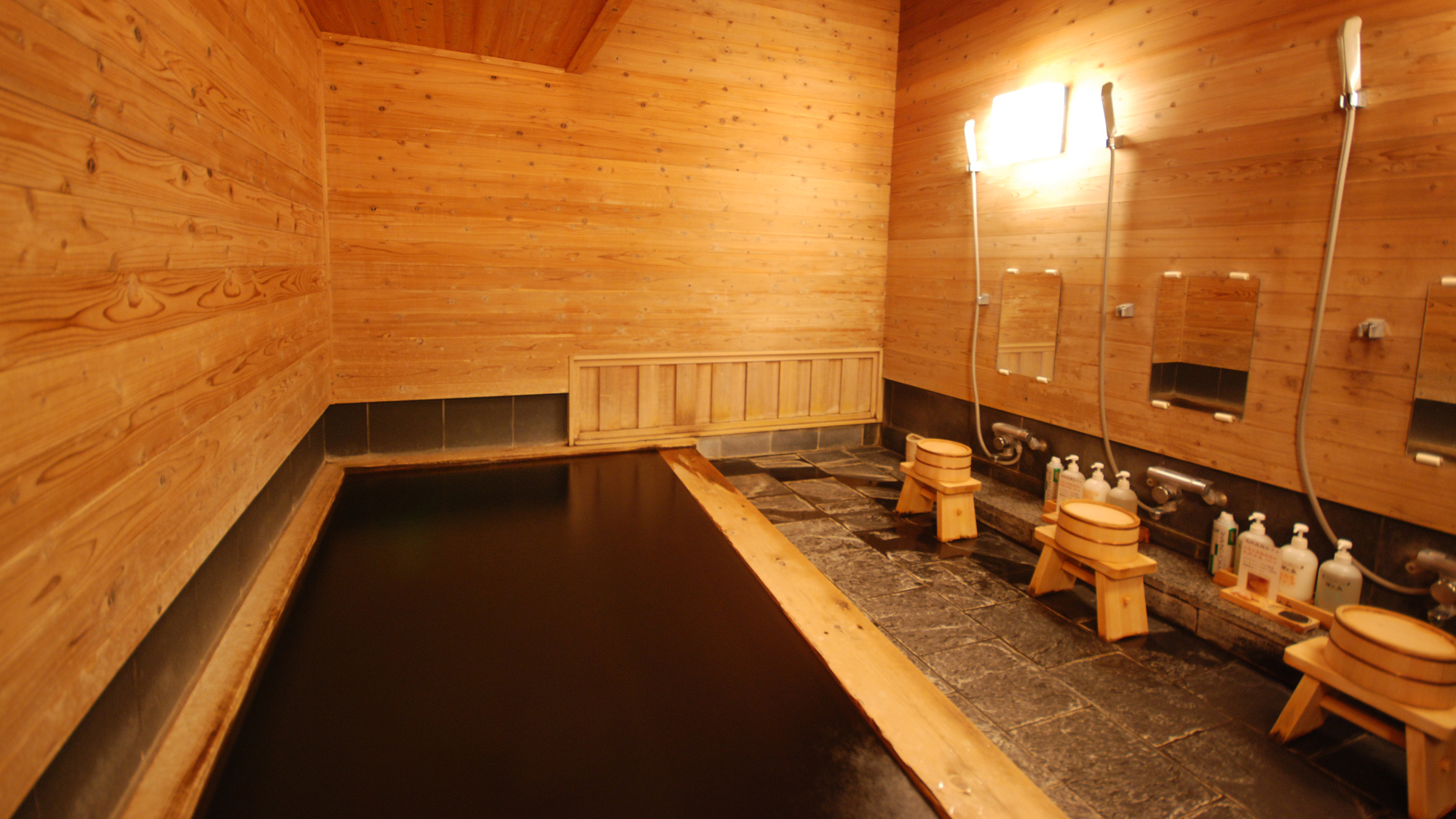 【貸切風呂／杉の湯】大人4名様まで入浴可能。壁一面に地杉をふんだんに使用した浴室です。