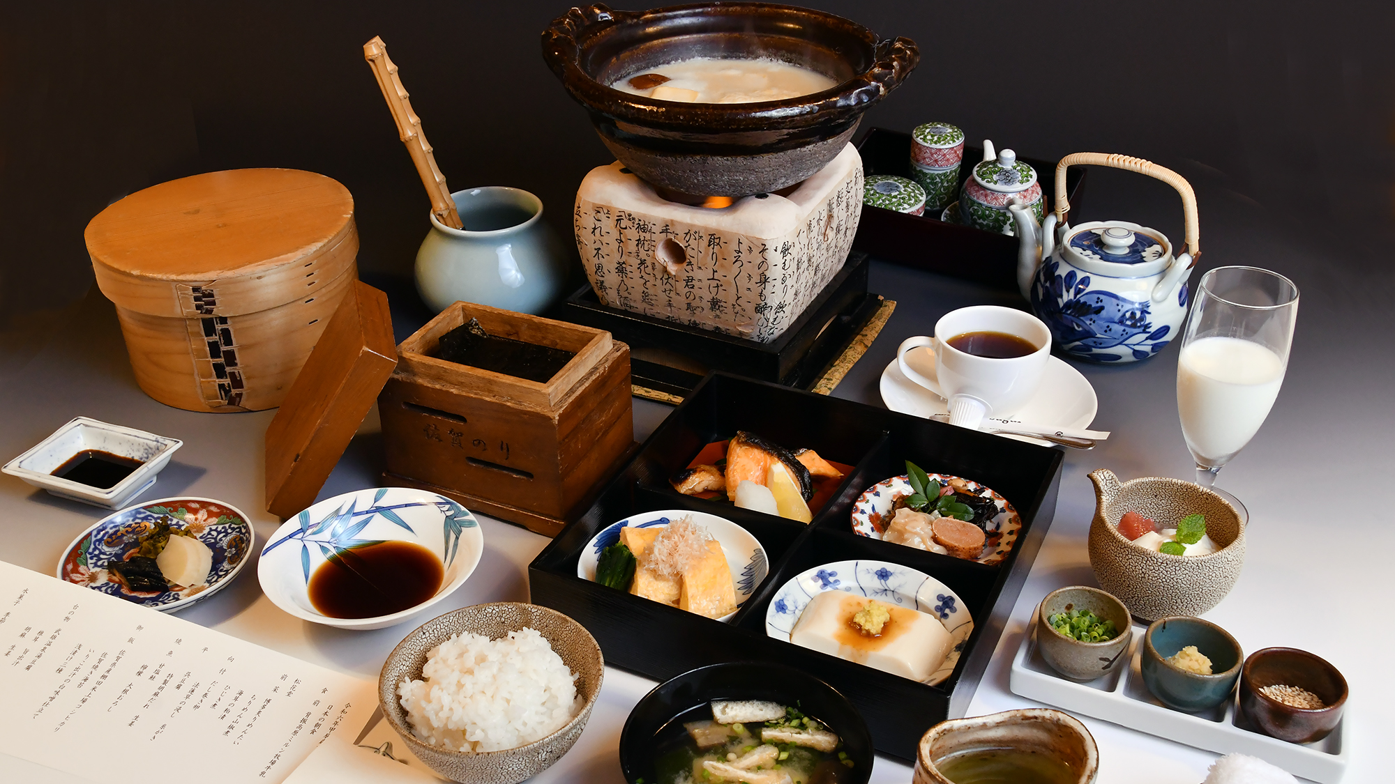 【朝食】焼魚、博多めんたい炙り、だし巻き卵など